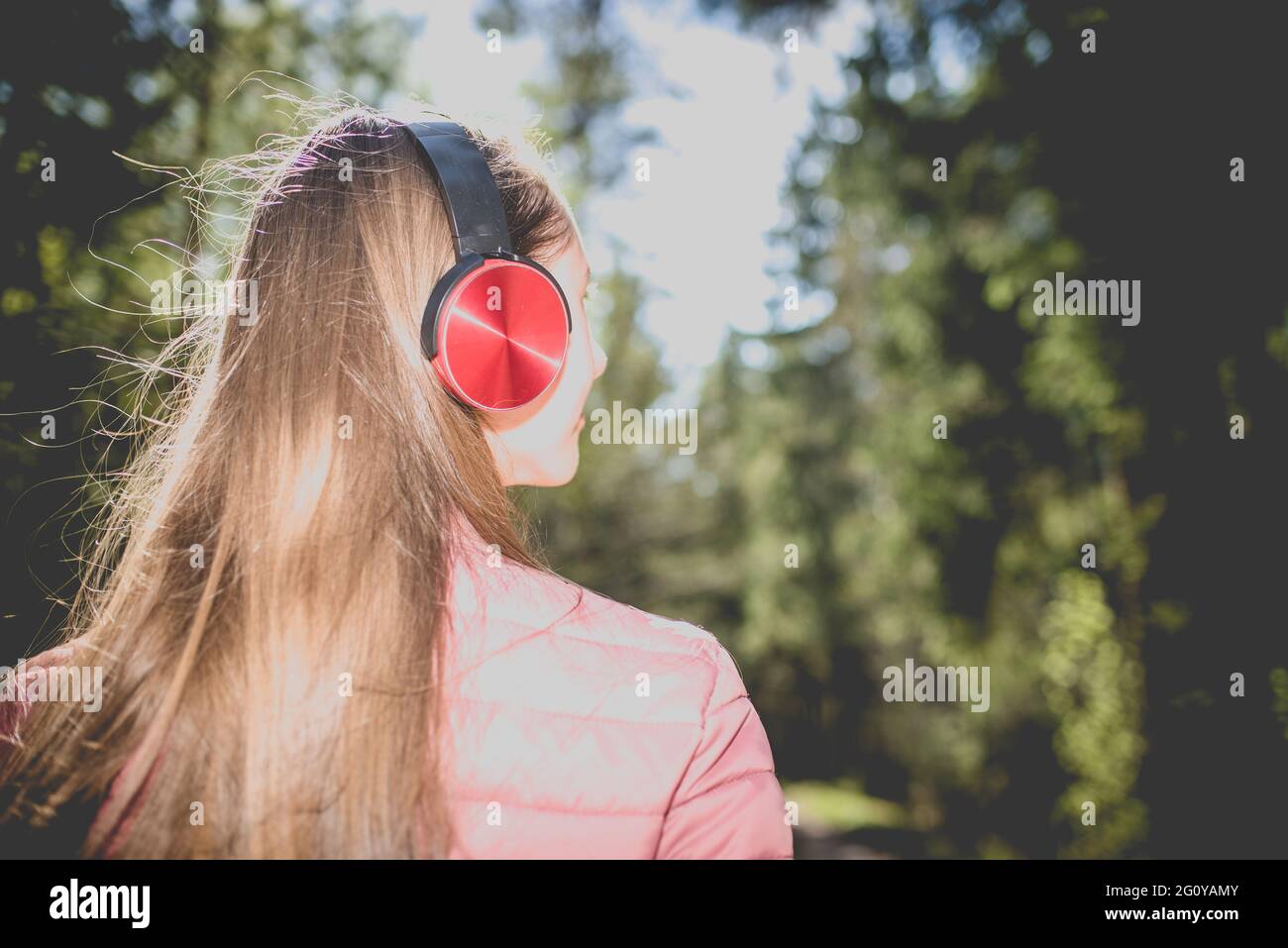 Ein schönes Teenager-Mädchen genießen, hören Musik im Wald, während zu Fuß im Sommer, Frühling Tag Wald oder Park.Girl Musik in den Fores hören Stockfoto