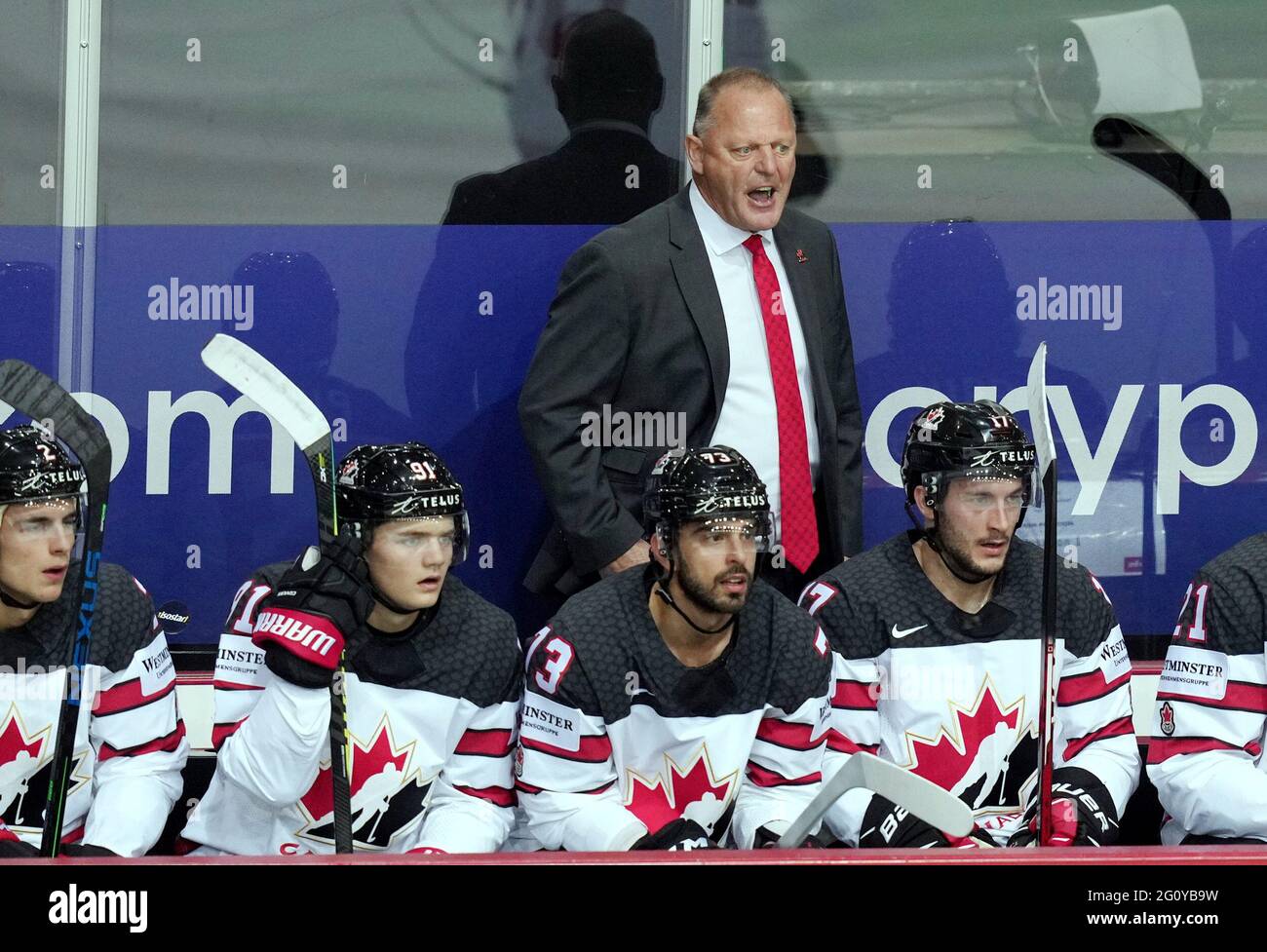 Lettland, Lettland. Juni 2021. Kanadas Cheftrainer Gerard Gallant (TOP) reagiert während des Viertelfinalmatches zwischen Kanada und ROC bei der Eishockey-Weltmeisterschaft 2021 in Riga, Lettland, am 3. Juni 2021. Quelle: Edijs Palens/Xinhua/Alamy Live News Stockfoto