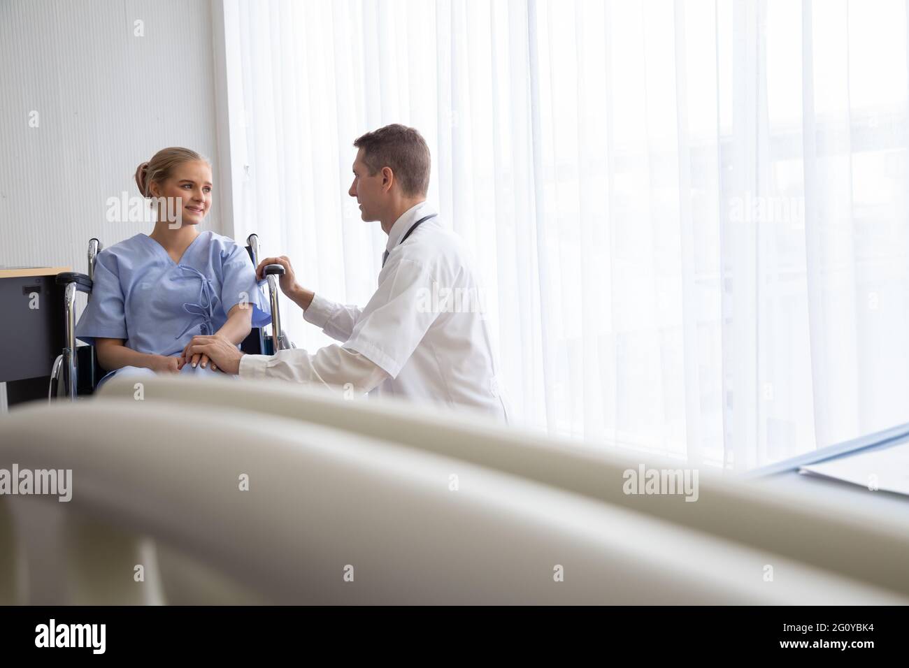 Arzt mit Patient reden und Diagnose schwerer Krankheit, Medizin und Gesundheitsversorgung Konzept Stockfoto