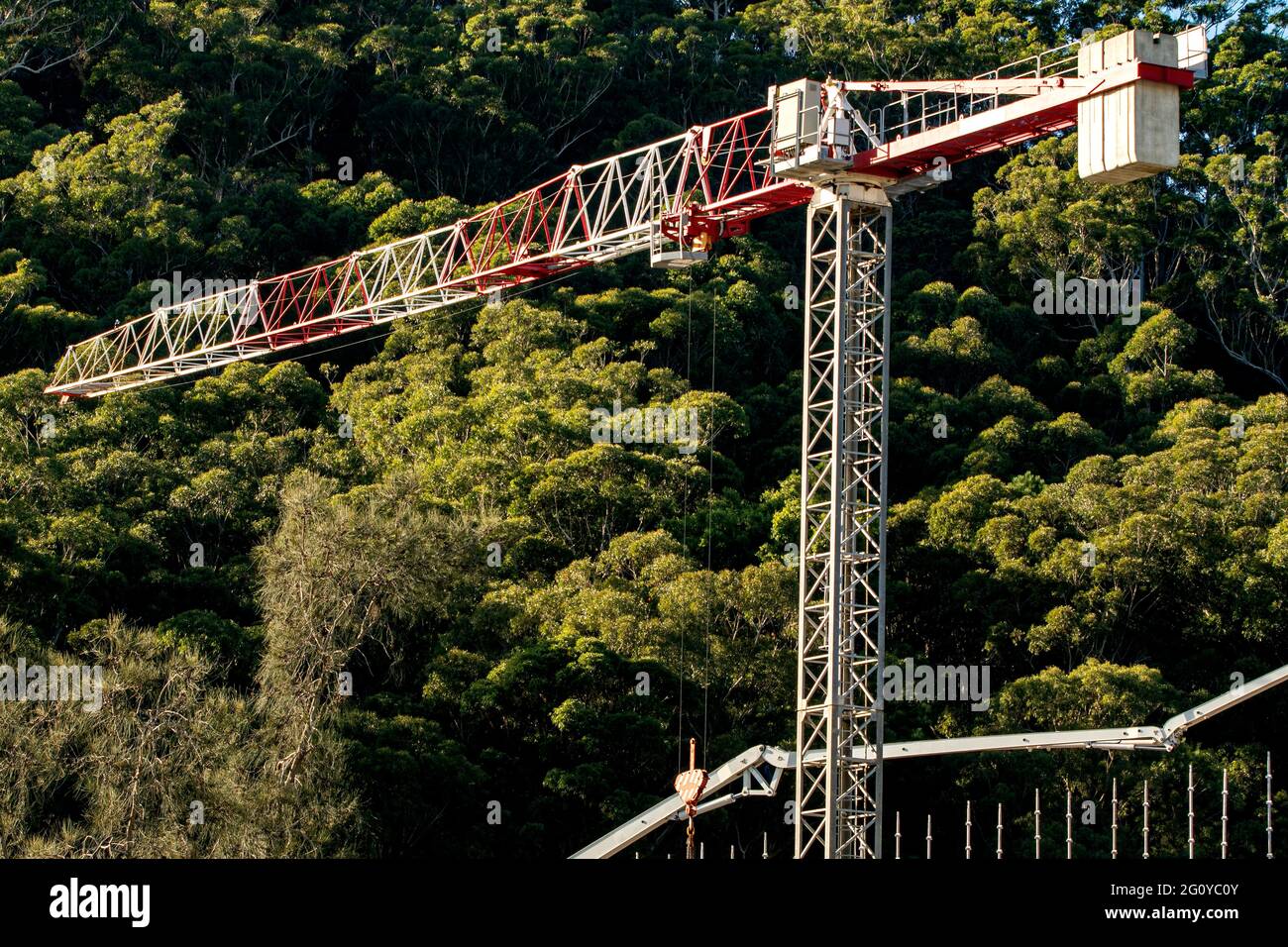 Baufortschritt. Lieferung von Zement durch Betonauslegerpumpe bei der Entwicklung neuer Wohneinheiten bei 56-58 Beane St. Gosford. 13. April 2021. Australien. Co Stockfoto