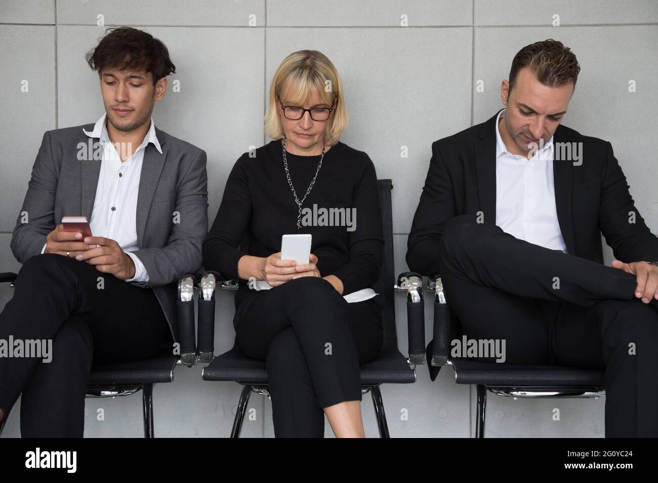 Menschen sitzen warten auf ein Vorstellungsgespräch und die Nutzung von sozialen Medien Anwendung auf Handy. Human Resources recruitment Konzept Stockfoto