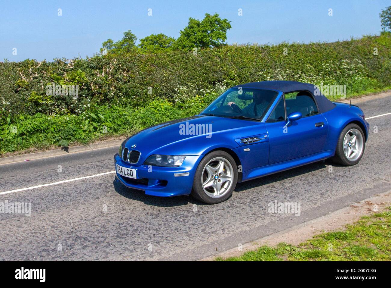 1999 90er Jahre BMW Blue Z3 320i Roadster auf dem Weg zur Capesthorne Hall Classic Car Show in Cheshire, Großbritannien Stockfoto