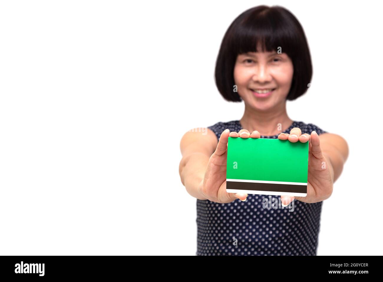 Reife asiatische ältere Frau, die Buchbankkonto, Altersvorsorge und Investmentfonds-Konzept zeigt Stockfoto