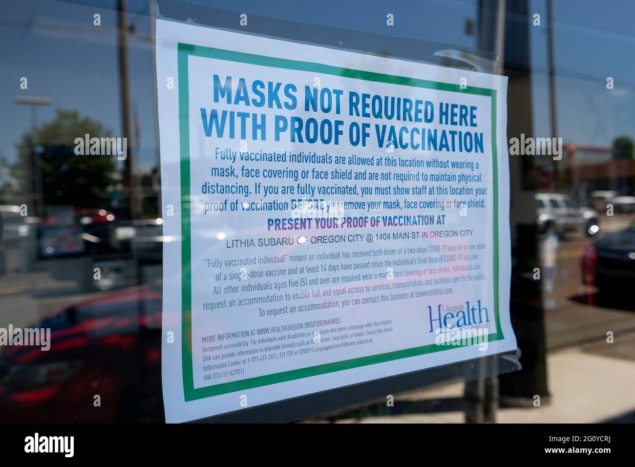 Schilder in einem Autohaus in Oregon City, die am Donnerstag, dem 3. Juni 2021, gesehen wurden, besagt, dass keine Masken mit Impfnachweis erforderlich sind. Stockfoto