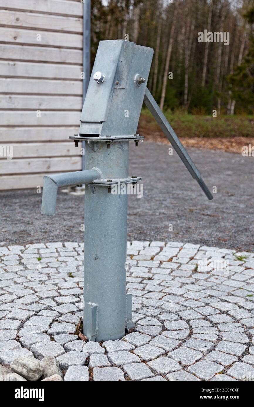 Eine moderne Metallpumpe mit sauberem Wasser Stockfoto