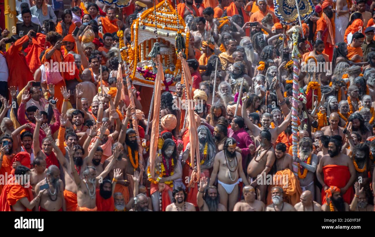 Haridwar, Uttarakhand.Indien- 05. März 2021- Indian Saints or Sadhus Trail at Indian largest Gathering Religious Festival Kumbh Mela, Haridwar India Stockfoto