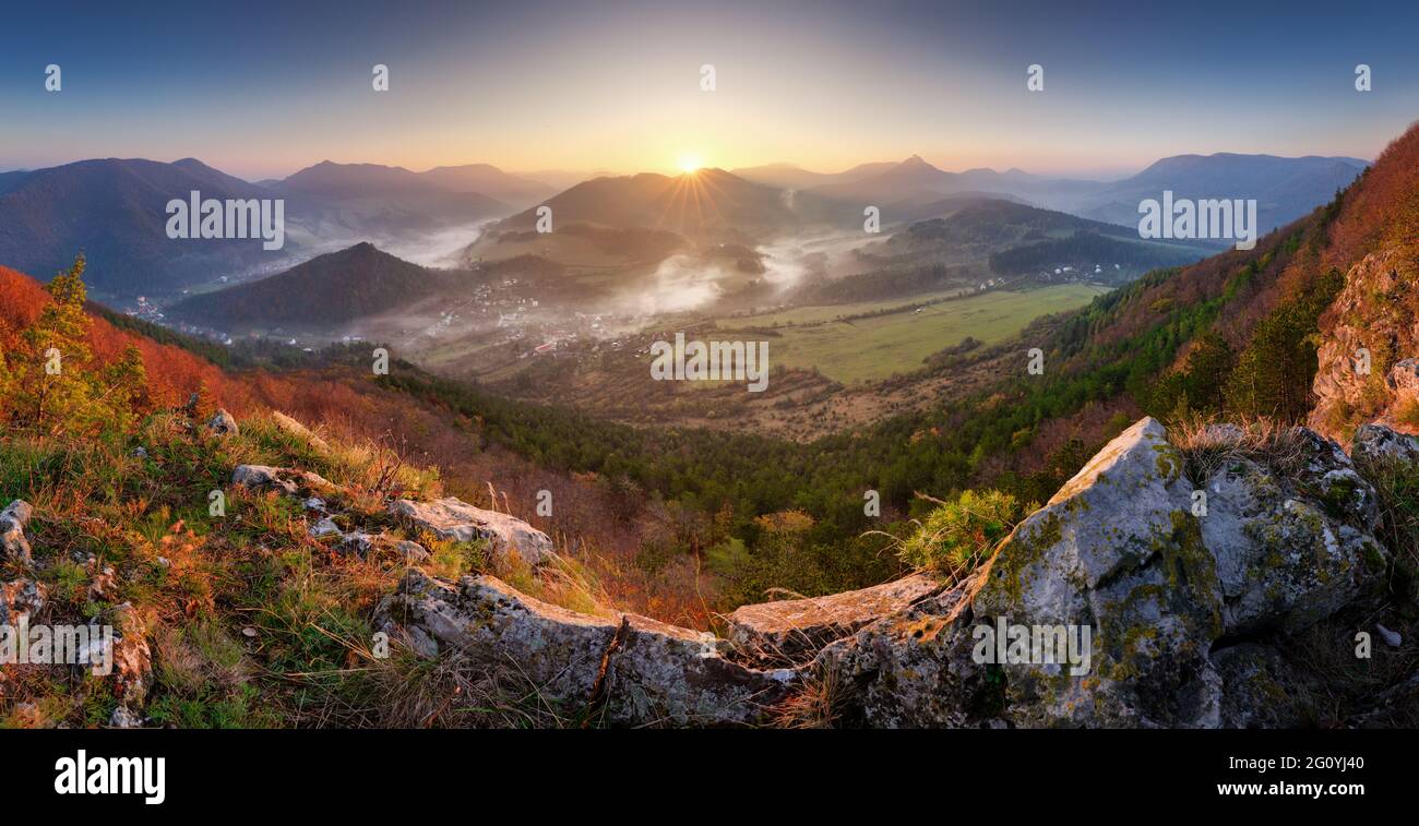 Schöne Herbst-Panorama-Landschaft in den Bergen, Slowakei Stockfoto