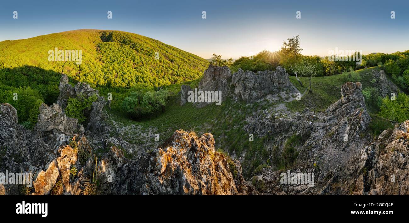 Kleine Karpaten Land mit Felsen und grünen Wald Stockfoto