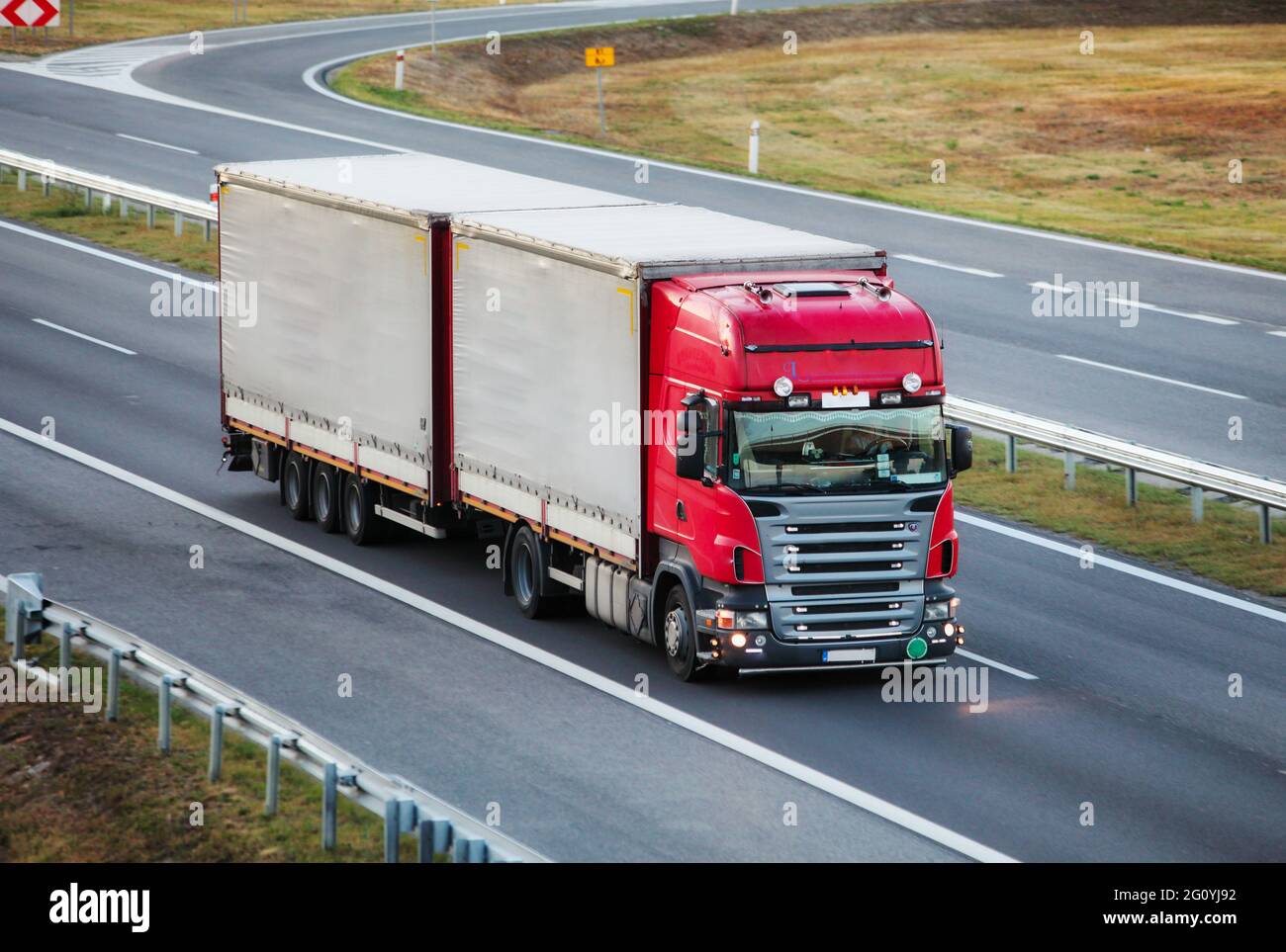 ruck mit Container auf Autobahn, Frachttransport Konzept. Stockfoto