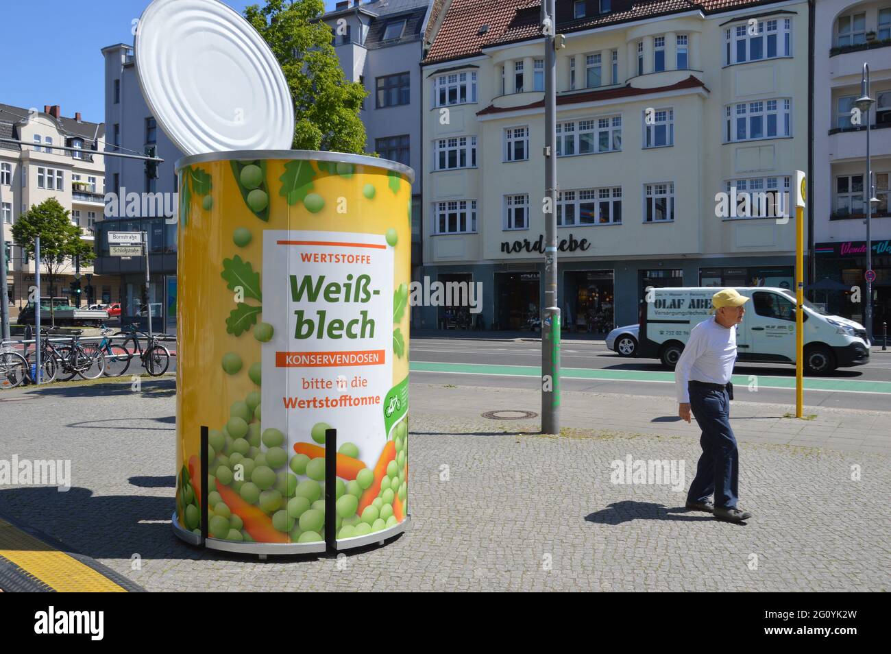 Werbeplakat für Weißblechkännen in Steglitz, Berlin, Deutschland - 3. Juni 2021. Stockfoto