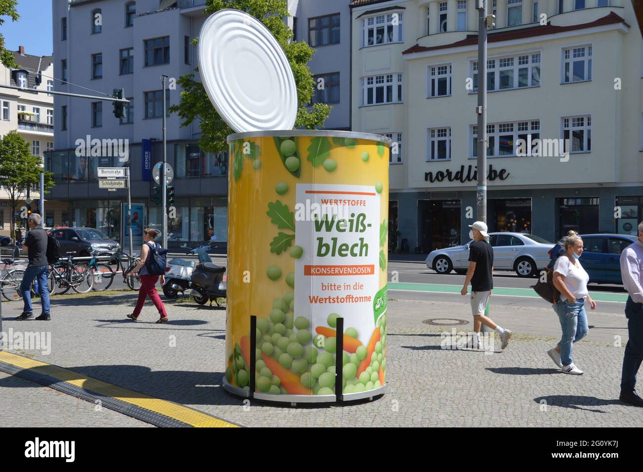 Werbeplakat für Weißblechkännen in Steglitz, Berlin, Deutschland - 3. Juni 2021. Stockfoto