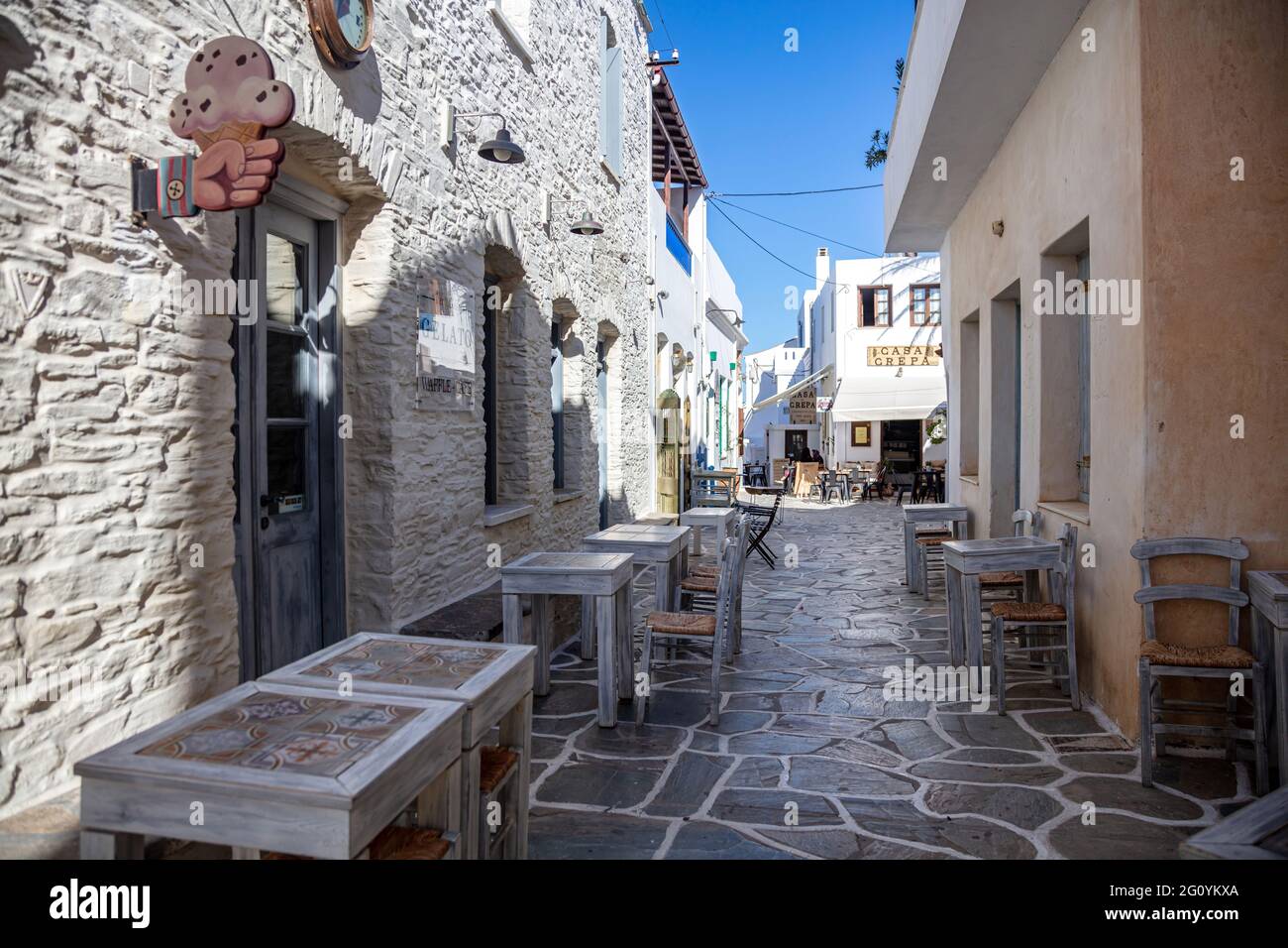 Kythnos griechische Insel, Kykladen, Griechenland. 16.Mai 2021. Traditionelle weiß getünchte Gebäude im Dorf Chora, unter klarem blauen Himmel Hintergrund. Cafe Taverne Stockfoto