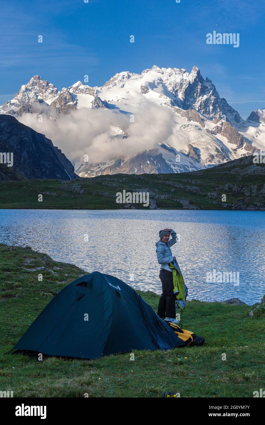 FRANKREICH. HAUTES-ALPES (05), NATIONALPARK ECRINS, TAL DER HAUTE-ROMANCHE, DORF LA GRAVE, BIWAK GOLEON-SEE Stockfoto