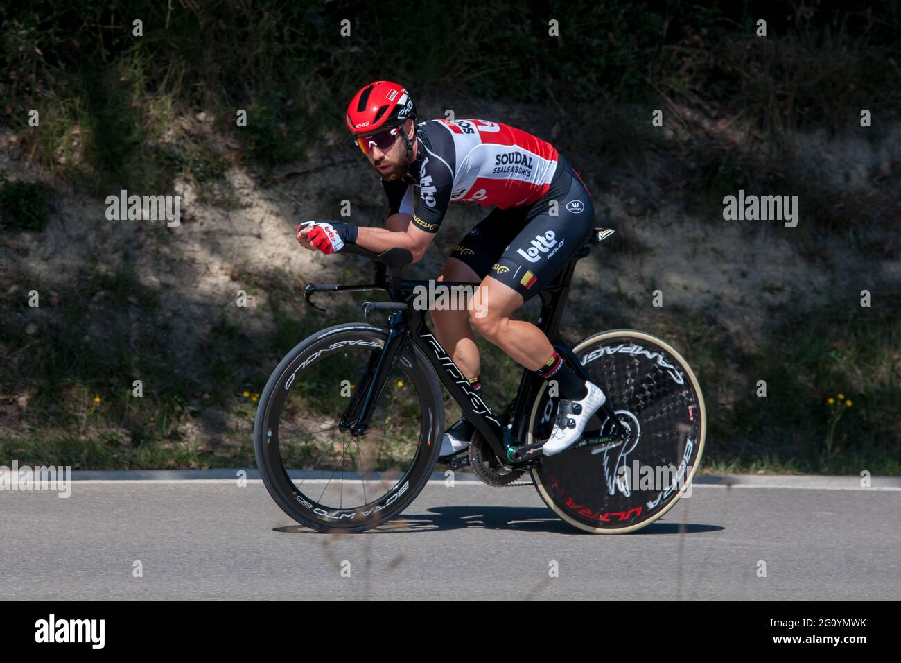 Barcelona, Spanien. März 2021. HOMAS De Gendt (Team Lotto Soudal) macht eine Erkundungsrunde der Strecke vor dem Start eines individuellen Zeitfahrens.die Tour of Catalonia Cycling 2021 fand vom 22. Bis 28. März 2021 statt. Die zweite Etappe am 23. März 2021 ist ein Zeitfahren von 18.5 Kilometern in der Stadt Banyoles (Spanien). Sieger dieser Etappe ist der Australier Rohan Dennis (Team Ineos Grenadiers). Der Gewinner der endgültigen Gesamtwertung ist der Brite Adam Yates (Team Ineos Grenadier) (Foto: Laurent Coust/SOPA Images/Sipa USA) Quelle: SIPA USA/Alamy Live News Stockfoto