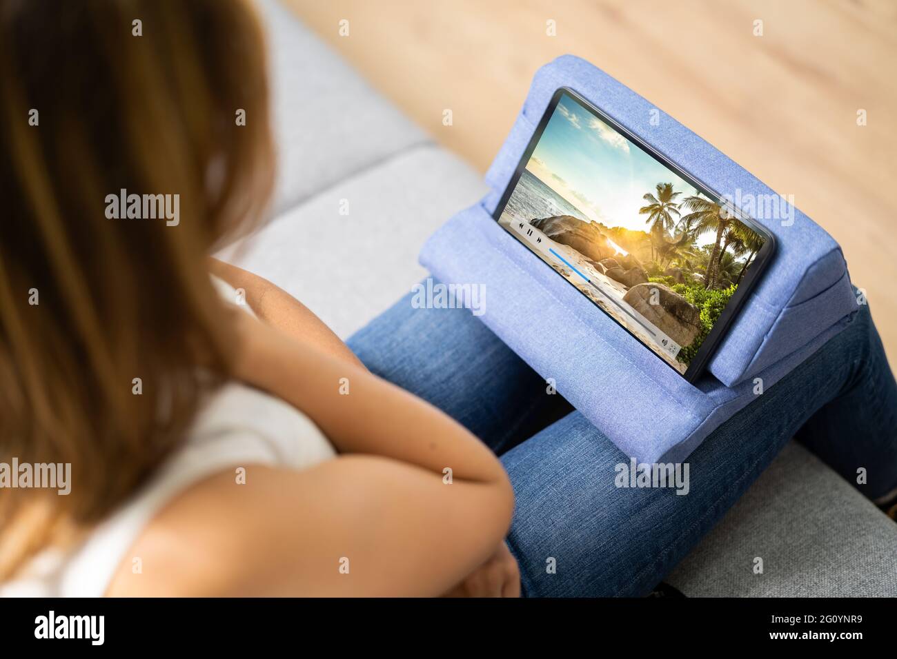 Frauen beobachten Soap Opera TV-Serie auf Tablet Stockfoto