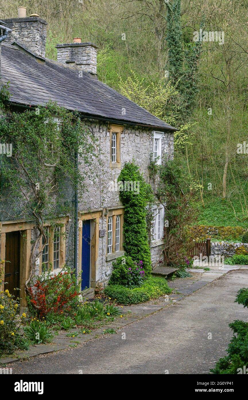 Ravensdale Cottages, Cressbrook, Peak District, Derbyshire; ursprünglich für Arbeiter der nahe gelegenen Cressbrook Mill gebaut Stockfoto