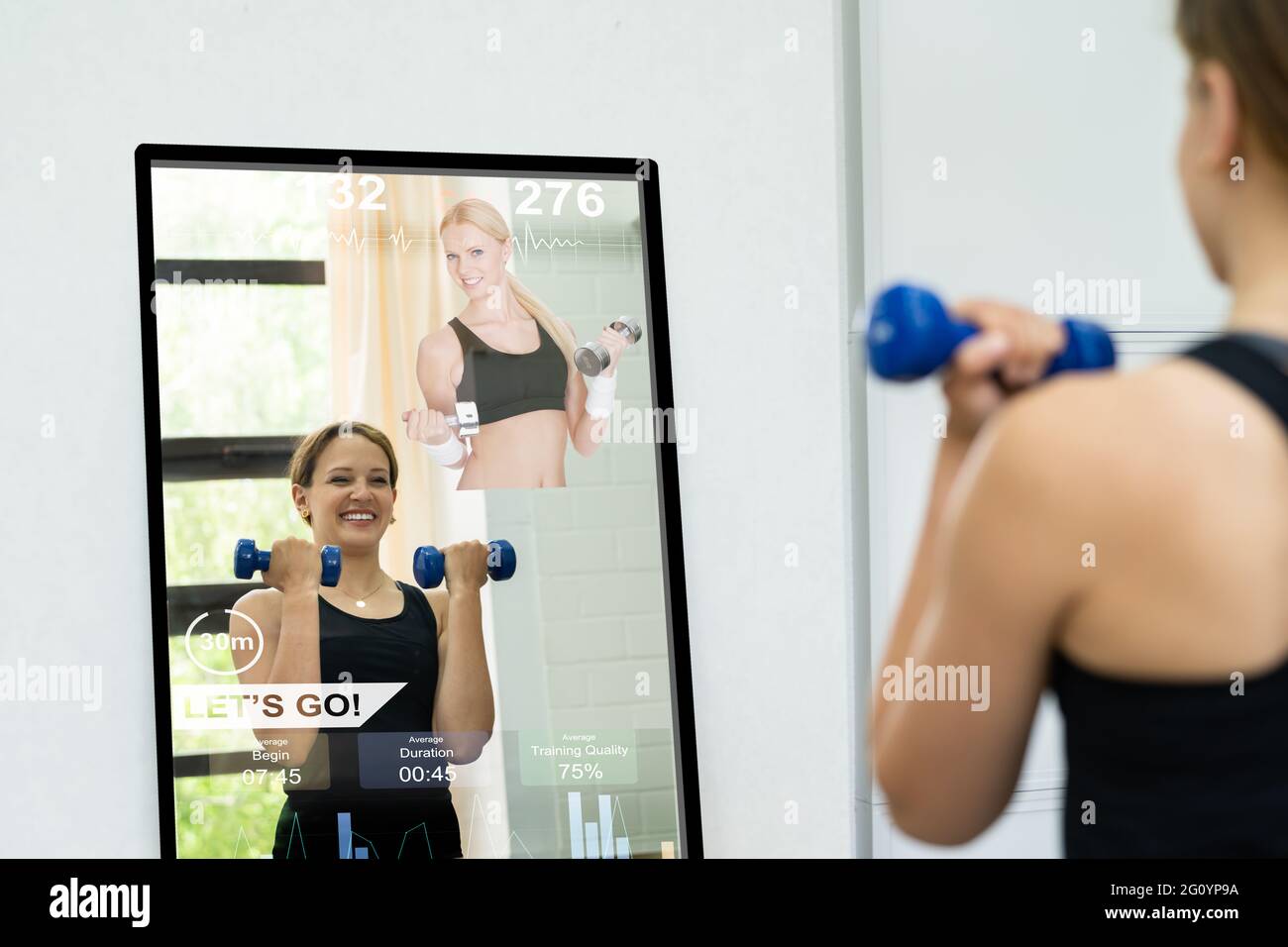 Smart Mirror Workout Und Übungsklasse. Frauen, Die Fitness Machen Stockfoto