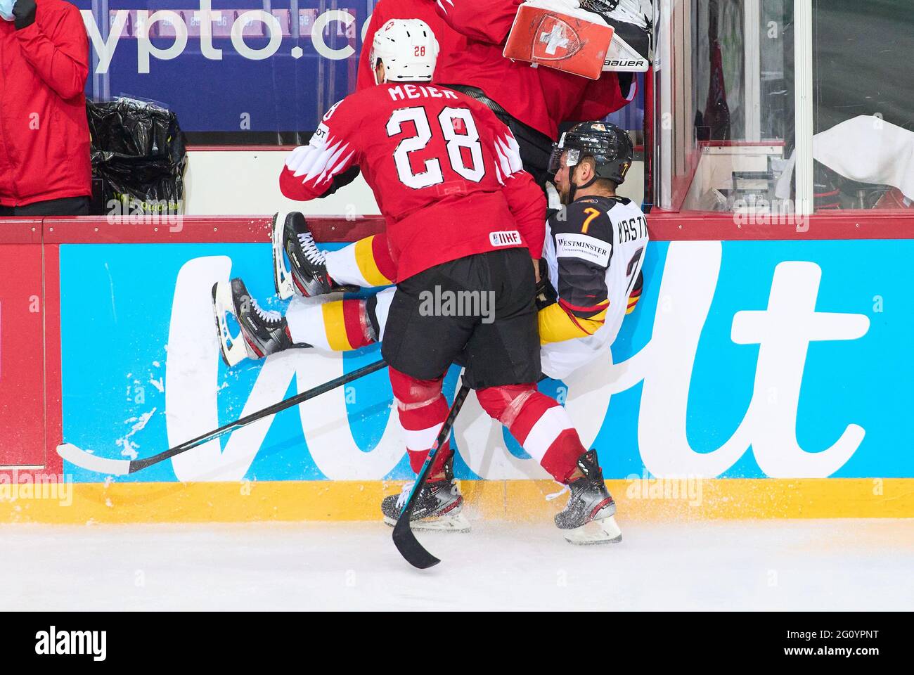 Riga, Lettland. Juni 2021. Timo Meier #28 der Schweiz Scheck gegen Maximilian Kastner #7 der Bundesrepublik Deutschland SCHWEIZ - DEUTSCHLAND 2-3 N.P. IIHF EISHOCKEY-WELTMEISTERSCHAFT im Viertelfinale, in Riga, Lettland, Lettland, Juni 3, 2021, Saison 2020/2021 Credit: Peter Schatz/Alamy Live News Stockfoto