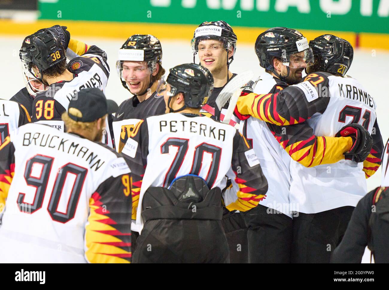 Riga, Lettland. Juni 2021. Marcel Noebels #92 von Deutschland erzielt 2-3 im Elfmetrick-Fest Torwart Felix Brückmann #90 von Deutschland John Peterka #70 von Deutschland Nikolas Krämmer #21 von Deutschland Marco Nowak #11 von Deutschland Moritz Seider #53 von Deutschland Lean Bergmann #54 von Deutschland SCHWEIZ - DEUTSCHLAND 2-3 N.P. IIHF EISHOCKEY-WELTMEISTERSCHAFT im Viertelfinale, in Riga, Lettland, Lettland, Juni 3, 2021, Saison 2020/2021 Credit: Peter Schatz/Alamy Live News Stockfoto Riga, Lettland. Juni 2021. Marcel Noebels #92 von Deutschland erzielt 2-3 im Elfmetrick-Fest Torwart Felix Brückmann #90 von Deutschland John Peterka #70 von Deutschland Nikolas Krämmer #21 von Deutschland Marco Nowak #11 von Deutschland Moritz Seider #53 von Deutschland Lean Bergmann #54 von Deutschland SCHWEIZ - DEUTSCHLAND 2-3 N.P. IIHF EISHOCKEY-WELTMEISTERSCHAFT im Viertelfinale, in Riga, Lettland, Lettland, Juni 3, 2021, Saison 2020/2021 Credit: Peter Schatz/Alamy Live News Stockfoto