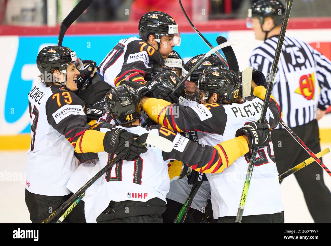 Riga, Lettland. Juni 2021. Marcel Noebels #92 von Deutschland erzielt 2-3 in der Elfmetrickfeier mit Markus Eisenschmid #58 von Deutschland Stefan Loibl #15 von Deutschland Lean Bergmann #54 von Deutschland Maximilian Kastner #7 von Deutschland Tom Kühnhackl #34 von Deutschland Matthias Plachta #22 von Deutschland John Peterka #70 von Deutschland Lukas Reichel #73 von Deutschland SCHWEIZ - DEUTSCHLAND 2-3 N.P. IIHF EISHOCKEY-WELTMEISTERSCHAFT im Viertelfinale, in Riga, Lettland, Lettland, Juni 3, 2021, Saison 2020/2021 Credit: Peter Schatz/Alamy Live News Stockfoto Riga, Lettland. Juni 2021. Marcel Noebels #92 von Deutschland erzielt 2-3 in der Elfmetrickfeier mit Markus Eisenschmid #58 von Deutschland Stefan Loibl #15 von Deutschland Lean Bergmann #54 von Deutschland Maximilian Kastner #7 von Deutschland Tom Kühnhackl #34 von Deutschland Matthias Plachta #22 von Deutschland John Peterka #70 von Deutschland Lukas Reichel #73 von Deutschland SCHWEIZ - DEUTSCHLAND 2-3 N.P. IIHF EISHOCKEY-WELTMEISTERSCHAFT im Viertelfinale, in Riga, Lettland, Lettland, Juni 3, 2021, Saison 2020/2021 Credit: Peter Schatz/Alamy Live News Stockfoto
