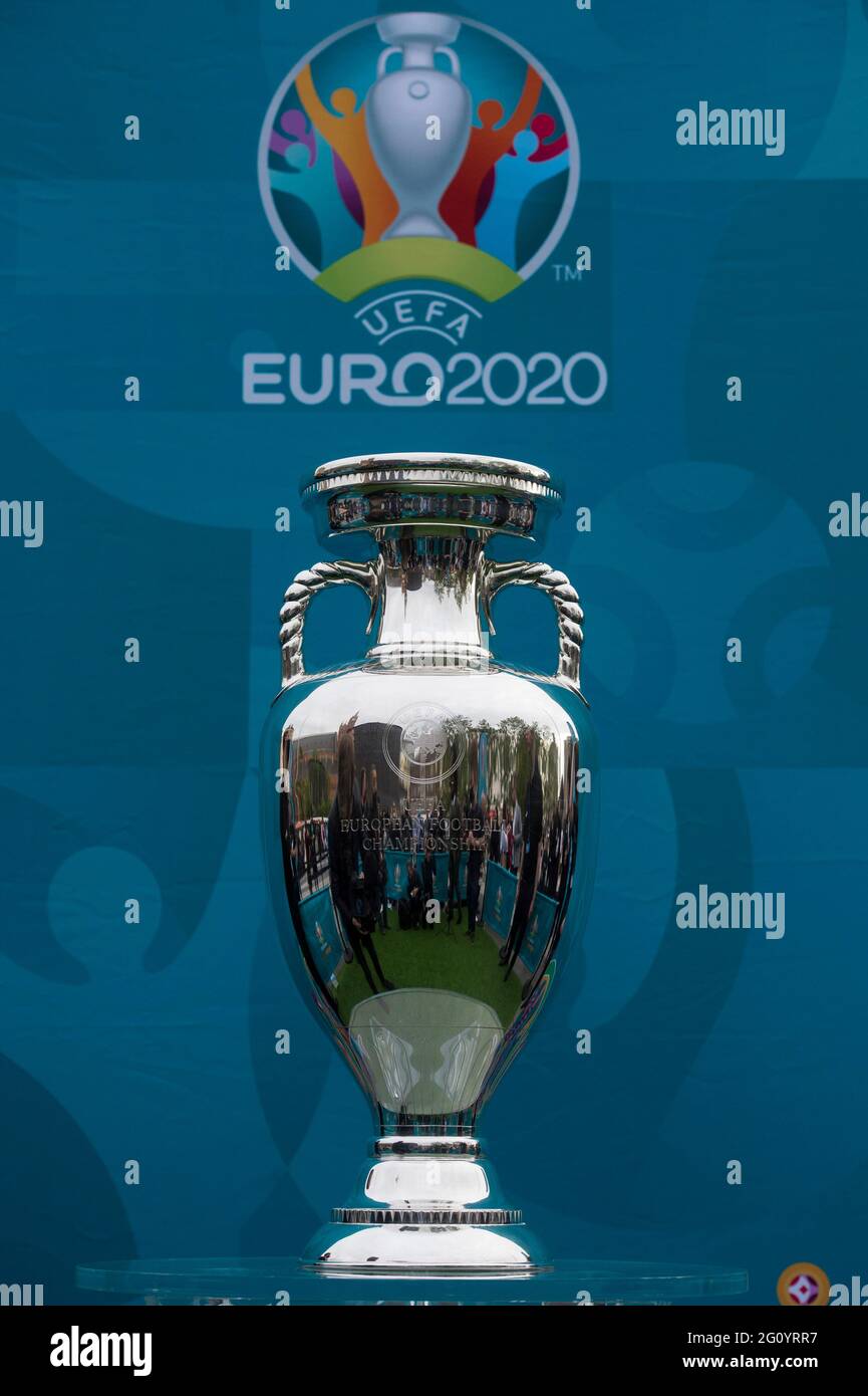 Der Henri Delaunay Cup, der heute im Rahmen der UEFA EURO 2020 Trophy Tour  einen besonderen Besuch in London machte. Ausgabedatum: Freitag, 4. Juni  2021 Stockfotografie - Alamy