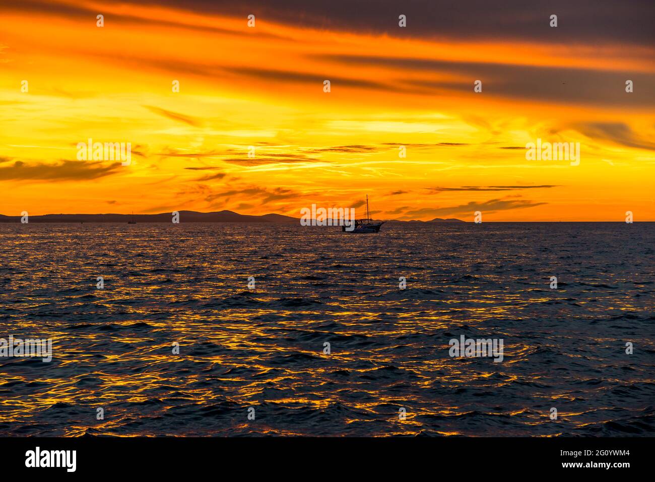 Hintergrund mit Landschaft des Sonnenuntergangs über dem Meer, landschaftlich schöne Aussicht vom Strand in Zadar, Dalmatien, Kroatien Stockfoto