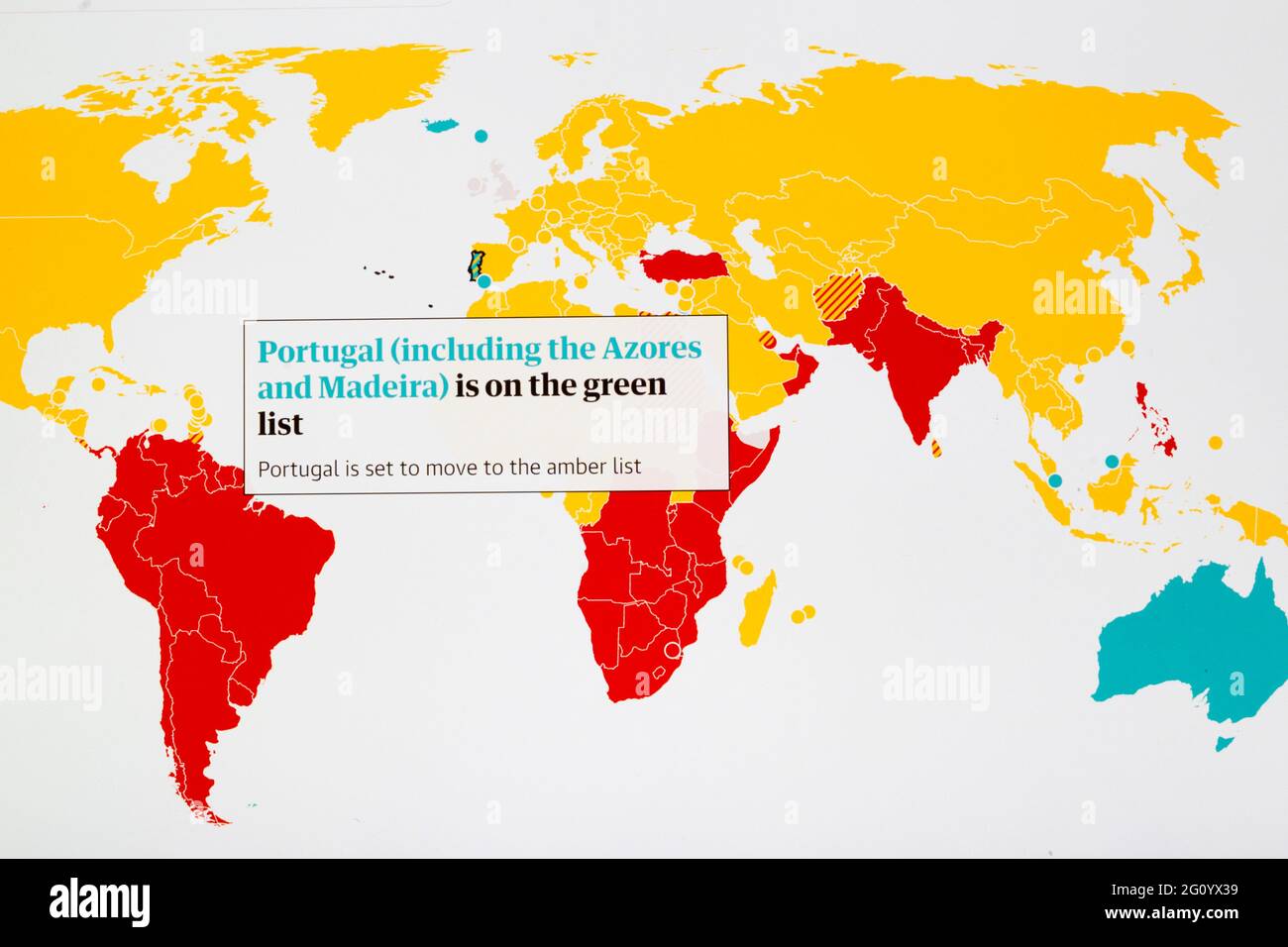 Die Urlaubsdestinationsländer auf der Karte sind entsprechend der englischen Ampelanzeige auf der Karte farbcodiert, Portugal wird auf Amber umgestellt Stockfoto