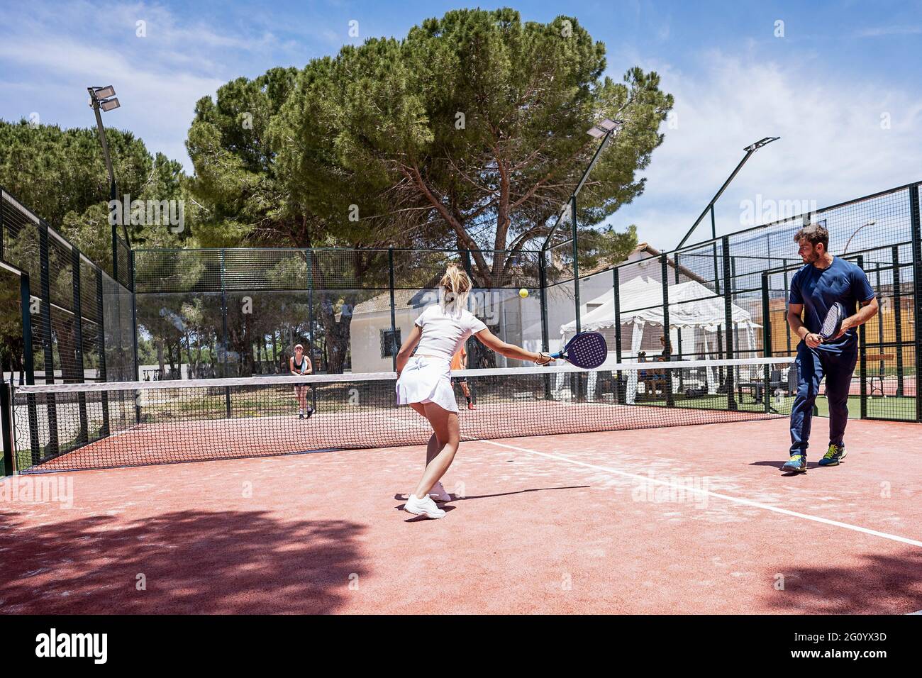 Padel-Tennisspieler spielen an einem sonnigen Tag auf einem Platz im Freien Stockfoto