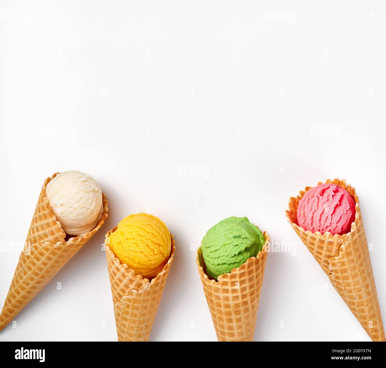Verschiedene Eiscreme in Zapfen auf weißem Hintergrund. Bunte Eiscreme in verschiedenen Geschmacksrichtungen. Eiscreme isoliert für Ihr Design Stockfoto