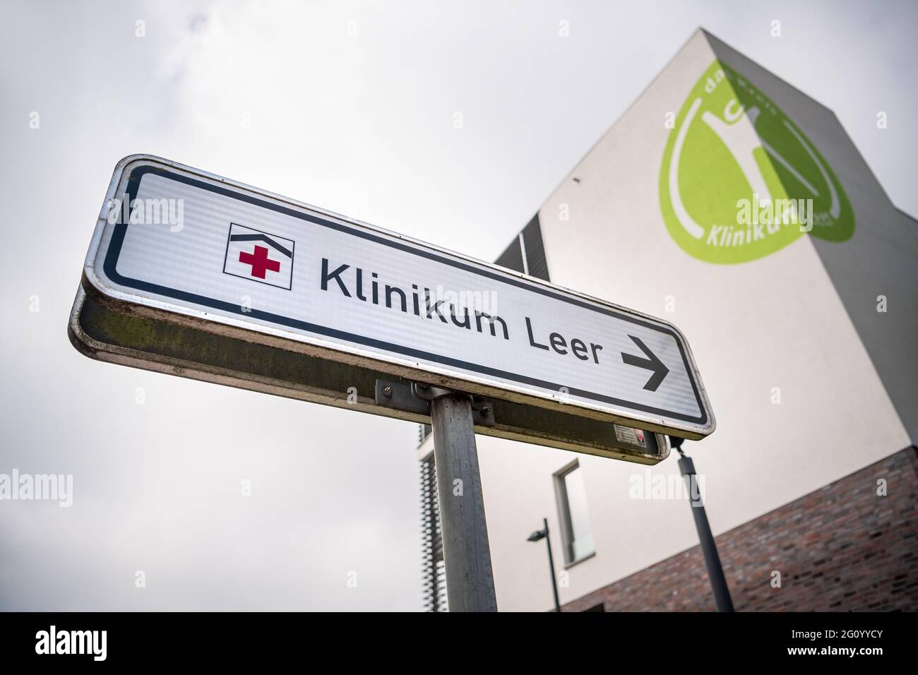 Leer, Deutschland. Juni 2021. Vor der leer-Klinik steht ein Schild, das auf das Krankenhaus zeigt. Nach einem Skandal um defekte Bandscheibenprothesen in Ostfriesland steht ein 57-jähriger Arzt vor Gericht. Die Staatsanwaltschaft wirft dem ehemaligen Chefarzt des leer-Krankenhauses 53 Anklagepunkte wegen Körperverletzung vor. Quelle: Sina Schuldt/dpa/Alamy Live News Stockfoto