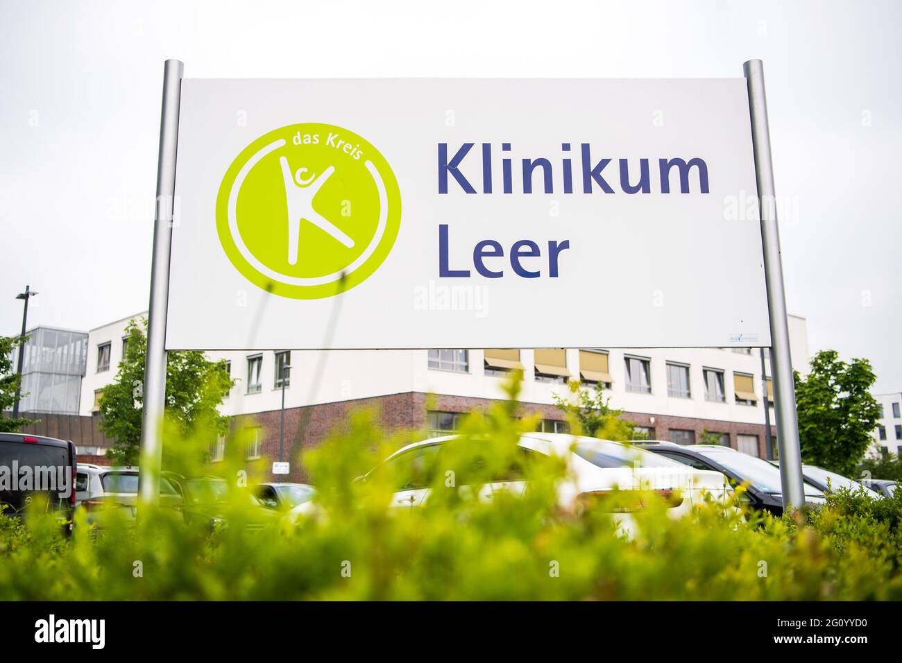 Leer, Deutschland. Juni 2021. Vor der leer-Klinik steht ein Schild, das auf das Krankenhaus zeigt. Nach einem Skandal um defekte Bandscheibenprothesen in Ostfriesland steht ein 57-jähriger Arzt vor Gericht. Die Staatsanwaltschaft wirft dem ehemaligen Chefarzt des leer-Krankenhauses 53 Anklagepunkte wegen Körperverletzung vor. Quelle: Sina Schuldt/dpa/Alamy Live News Stockfoto