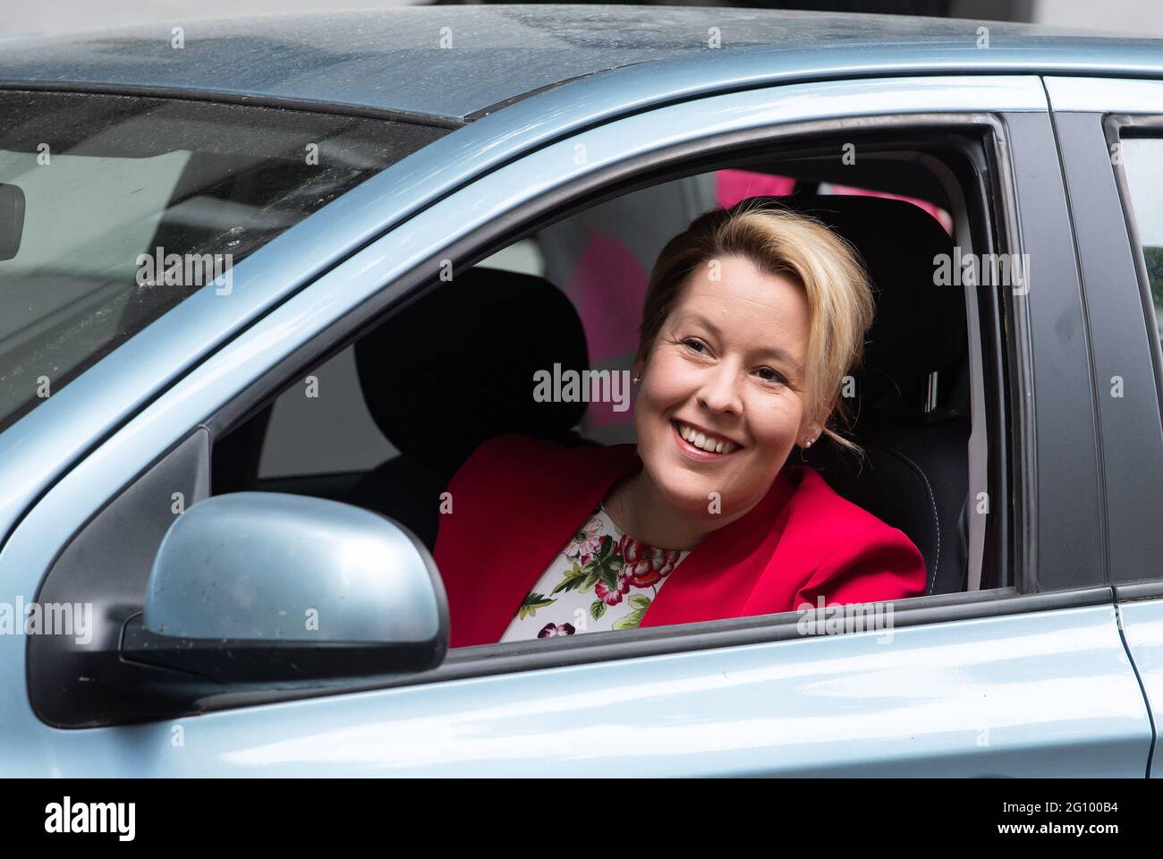 Berlin, Deutschland. Juni 2021. Franziska Giffey, Spitzenkandidatin der Berliner SPD, kommt in ihrem Privatwagen zum Tee- und Wärmesaal des Diakoniewerks Simeon in Neukölln. Das Diakoniewerk Simeon ist eine soziale, gemeinnützige Organisation, die im Namen der evangelischen Kirche Hilfsbedürftige unterstützt. Quelle: Bernd von Jutrczenka/dpa/Alamy Live News Stockfoto