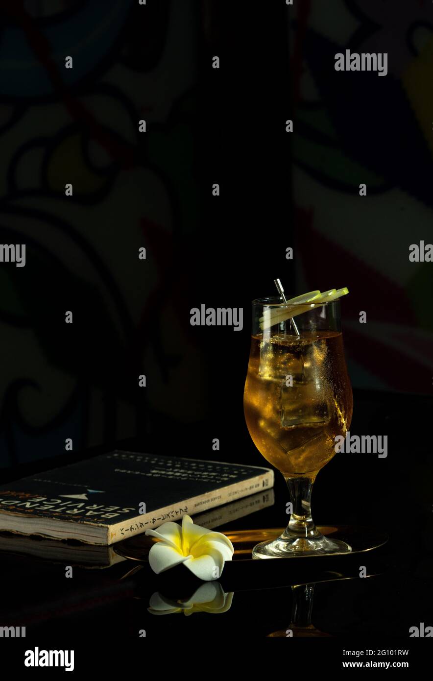 Luxuriöses Cocktailglas auf schwarzem Hintergrund. High-End-Getränke in der Bar. Lifestyle Classic für reiche Menschen Stockfoto