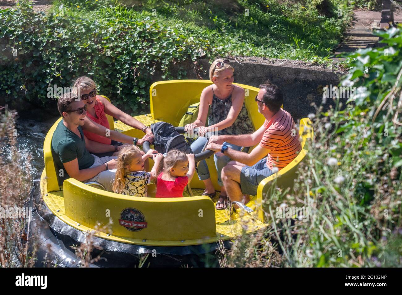 Eine Familie, die sich an einem heißen Tag in den Alton Towers bei einer gemeinsamen Fahrt der Congo River Rapids auskühlt und dabei Erinnerungen an die Stadt hat Stockfoto