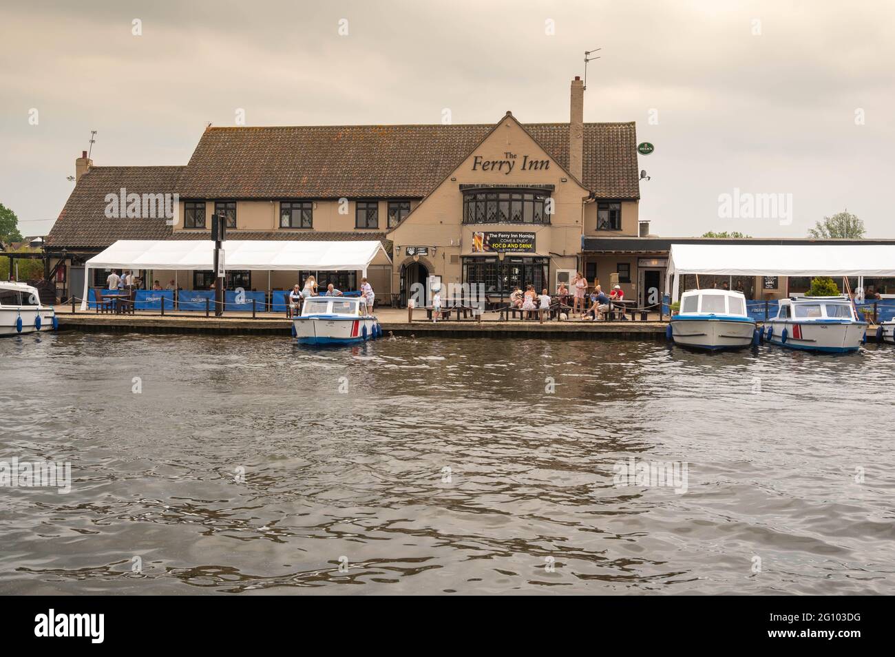 Ein Blick auf das Ferry Inn Public House von der anderen Seite des Flusses Bure Stockfoto