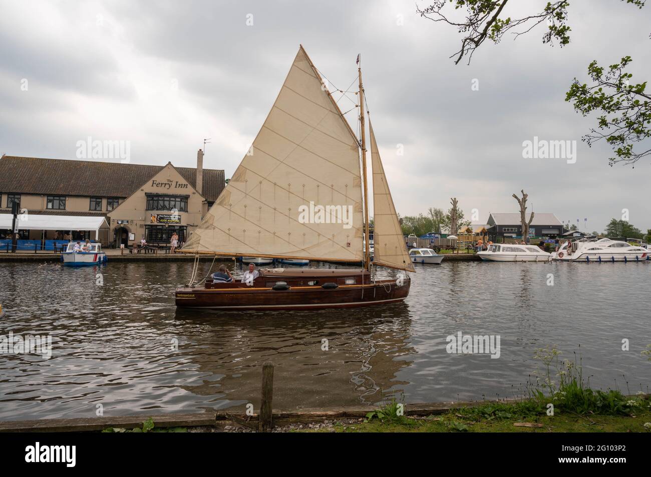 Eine Norfolk-Segelyacht, die am öffentlichen Haus des ...