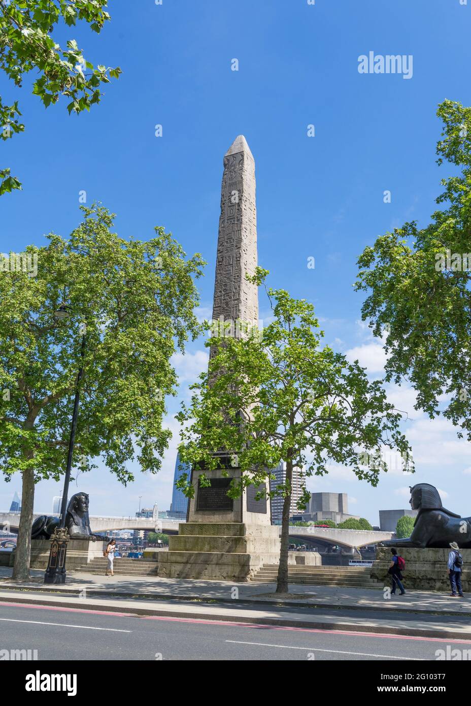 Der Needle Obelisk von Cleopatra befindet sich an einem sonnigen Tag am Ufer der Themse. London Stockfoto