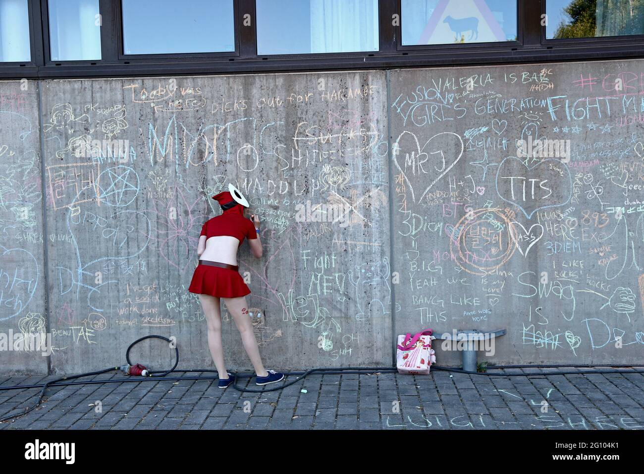 Ein Mädchen, das während des Närcon in Linköping legal an einer Wand schrammt. Stockfoto