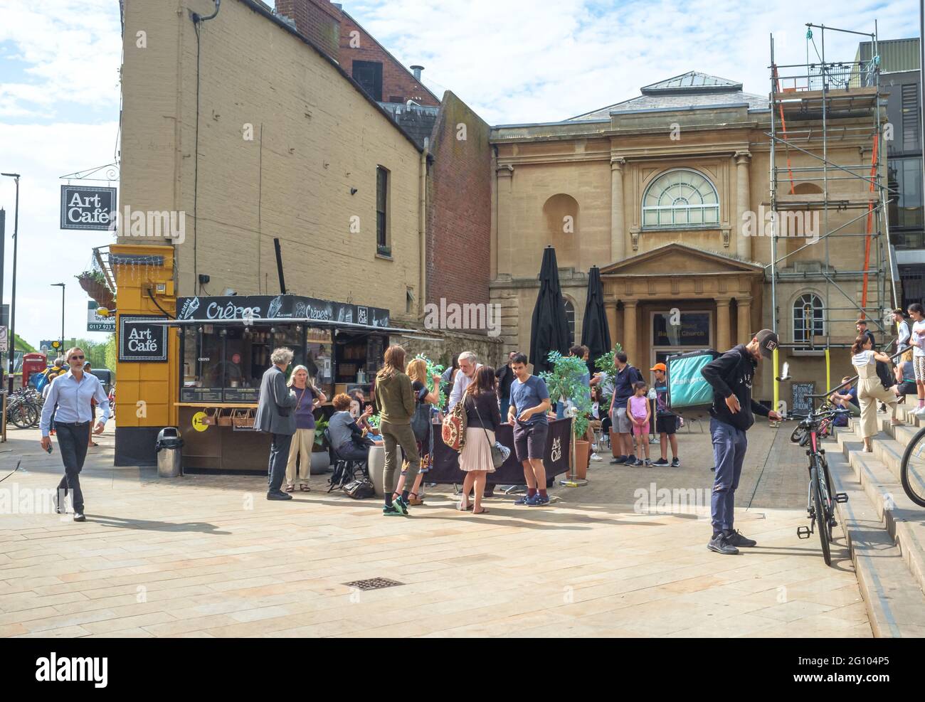 Oxford UK: Piers Corbyn chattet mit einer Gruppe von Anti-Vaxnern vor dem Art Cafe, einem traditionellen Treffpunkt in der Stadt. Stockfoto