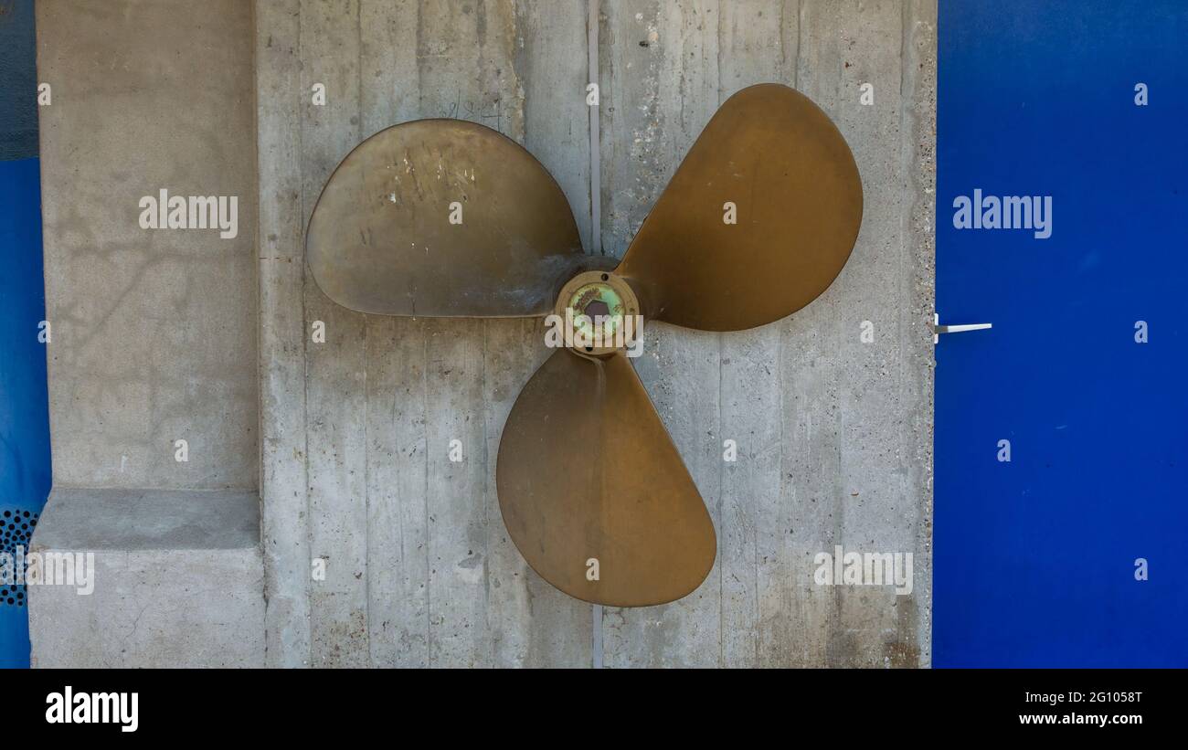 Schiffspropeller an der Wand Stockfoto