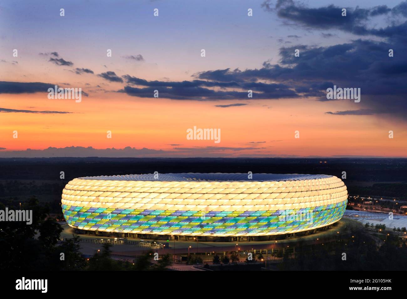 Die Spiele. Mai 2012. UEFA EURO 2020 in München mit Zuschauern! Archivfoto :. Am 16. Mai 2012 - drei Tage vor dem großen Showdown - erstrahlt die Allianz Arena in extravaganten Farben am Abendhimmel im Münchner Norden – dem Spiel der Spiele. Stadion, Übersicht, Außenansicht, Fußballstadion. Fußball-Champions-League-Finale 2012/FC Bayern München-FC Chelsea. Saison 2011/12, ALLIANZARENAMUENCHEN am 19. Mai 2012. ÃÂ Credit: dpa/Alamy Live News Stockfoto