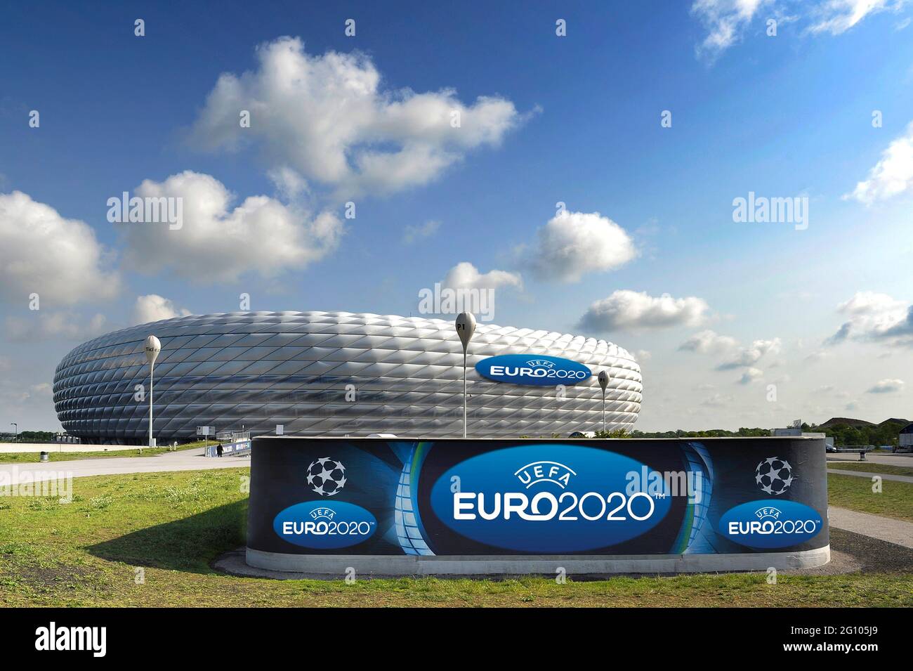 UEFA EURO 2020 in München mit Zuschauern! Archivfoto :. DIE EURO 2020 kommt nach München. München ist einer von 13 Austragungsorten für die Europameisterschaft 2020. Das teilte der europäische Fußballverband UEFA am Freitag in Genf mit. In der Allianz Arena werden in sechs Jahren drei Vorrunden und ein Viertelfinale ausgetragen. FOTOMONTAGE, Archivfoto: ALLIANZ ARENA am Abendhimmel, Fußballarena, Fußballstadion, Stadion, FC Bayern München, Dämmerung, Dämmerung, Nachthimmel, weißes Licht, weiß beleuchtet, Licht, Stimmung, Abendstimmung, Übersicht, Long Shot, Architektur. Â Stockfoto