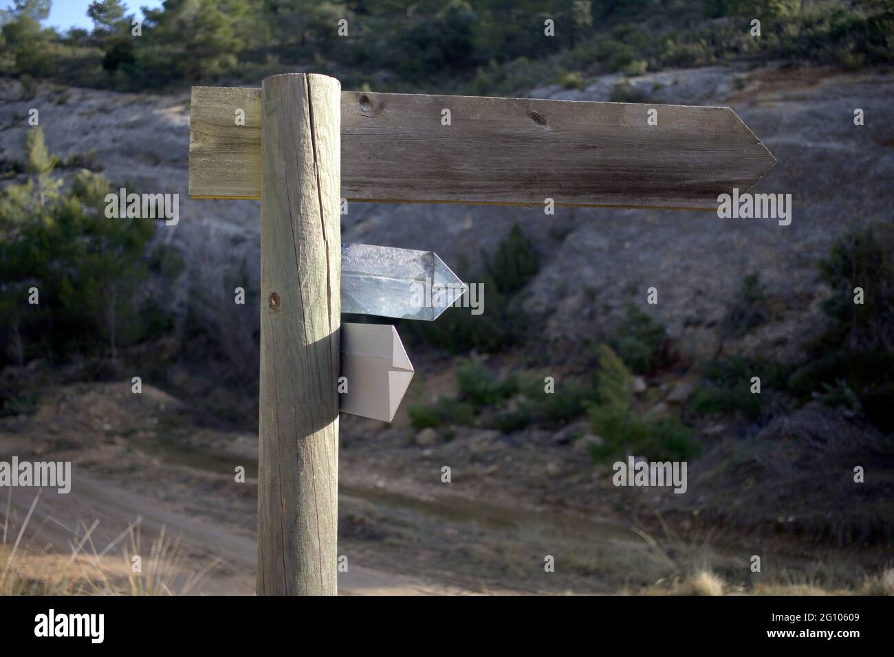 Holzschild zum Wandern ohne Buchstaben oder Symbole Stockfoto