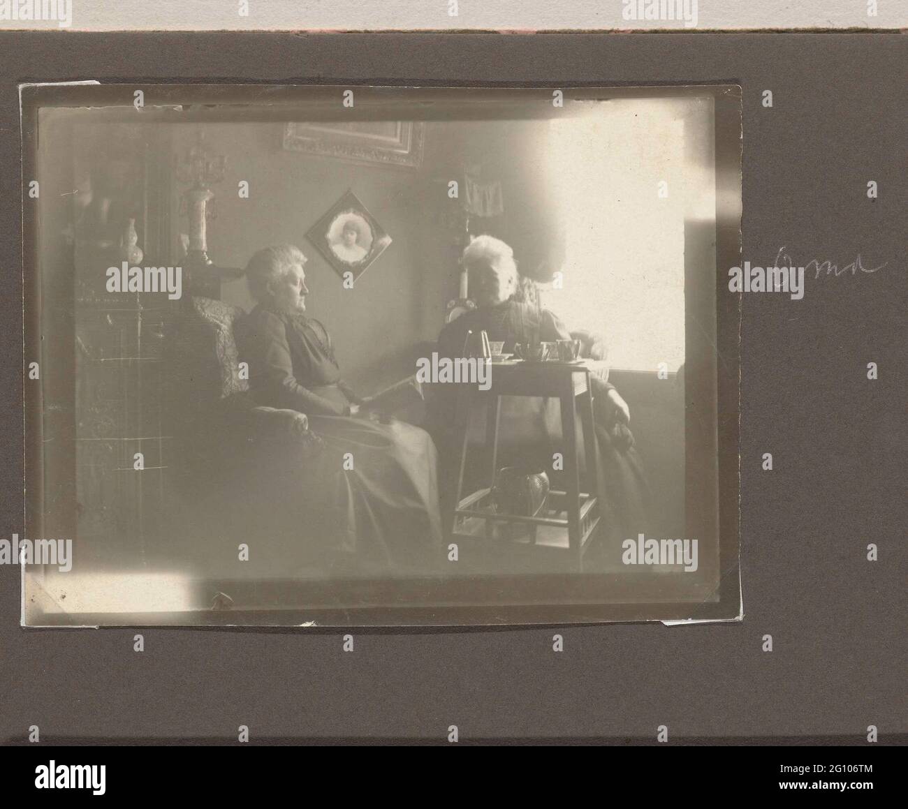 Zwei ältere Damen lasen am Tisch ein Buch. Eine der älteren Damen ist Frau Vermeulen. Stockfoto