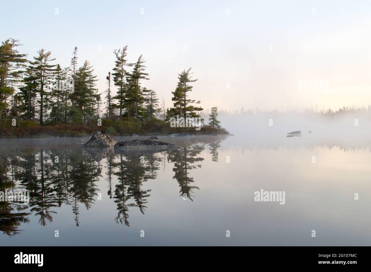 Am frühen Morgen Reflexionen über den Sand Beach Lake, Tobeatic Wilderness Area, Nova Scotia, Kanada Stockfoto