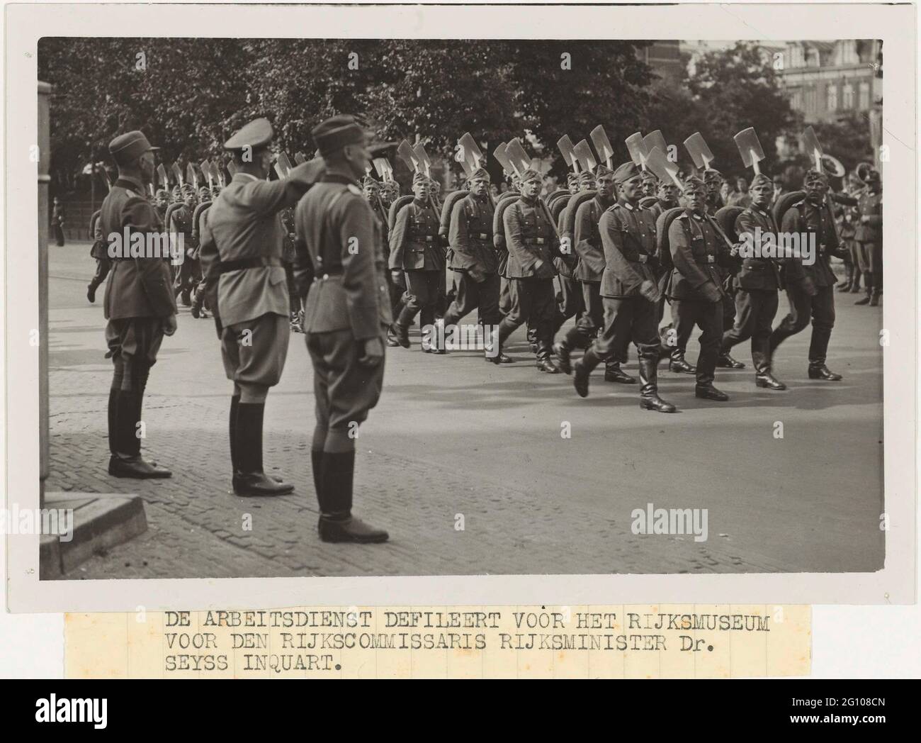 Deilé vom Deutschen Reichsbeitdienst. Für das Rijksmuseum hält der