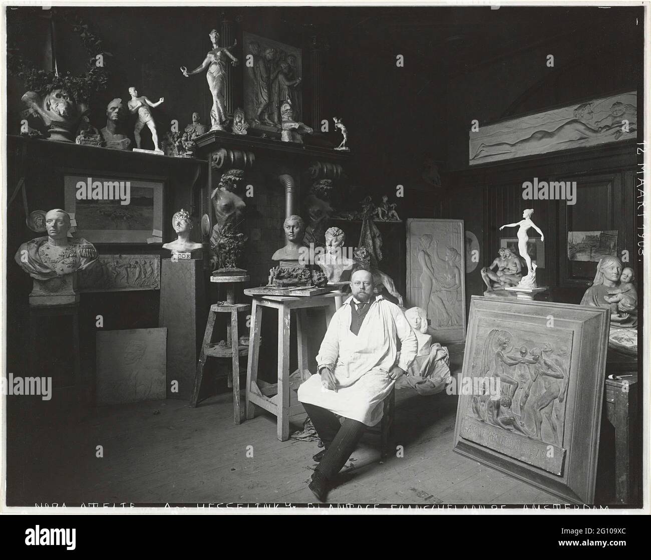 Der Bildhauer Abraham Hesselink in seinem Atelier, Plantage Franselaan 25, Amsterdam; ABR. Hesselink Jr. Plan. Franselaan 25 Amsterdam. Stockfoto
