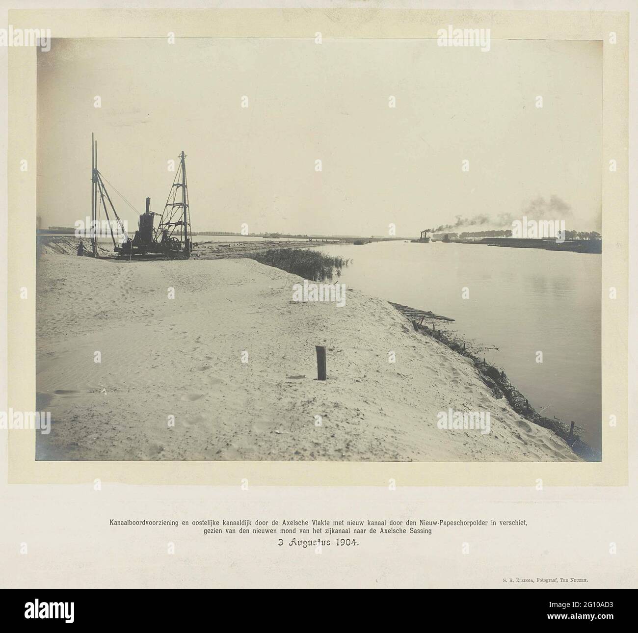 Kanalrandanlage und östlicher Kanaldeich durch die Axelsche Ebene mit einem neuen Kanal durch die neue Papchorply ..... Foto auf Karton, von einem hydraulischen Werkzeug (durch die Axelsche-Ebene). Unterzeichnet und datiert. Stockfoto
