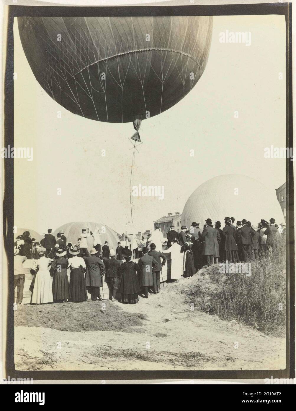 Das dritte Gordon Bennett Ballonrennen. Auf dem Boden zwei halb aufgeblasene Ballons, ein Ballon, der zum Start bereit ist. Im Vordergrund nur Dutzende von Verwendungen Stockfoto