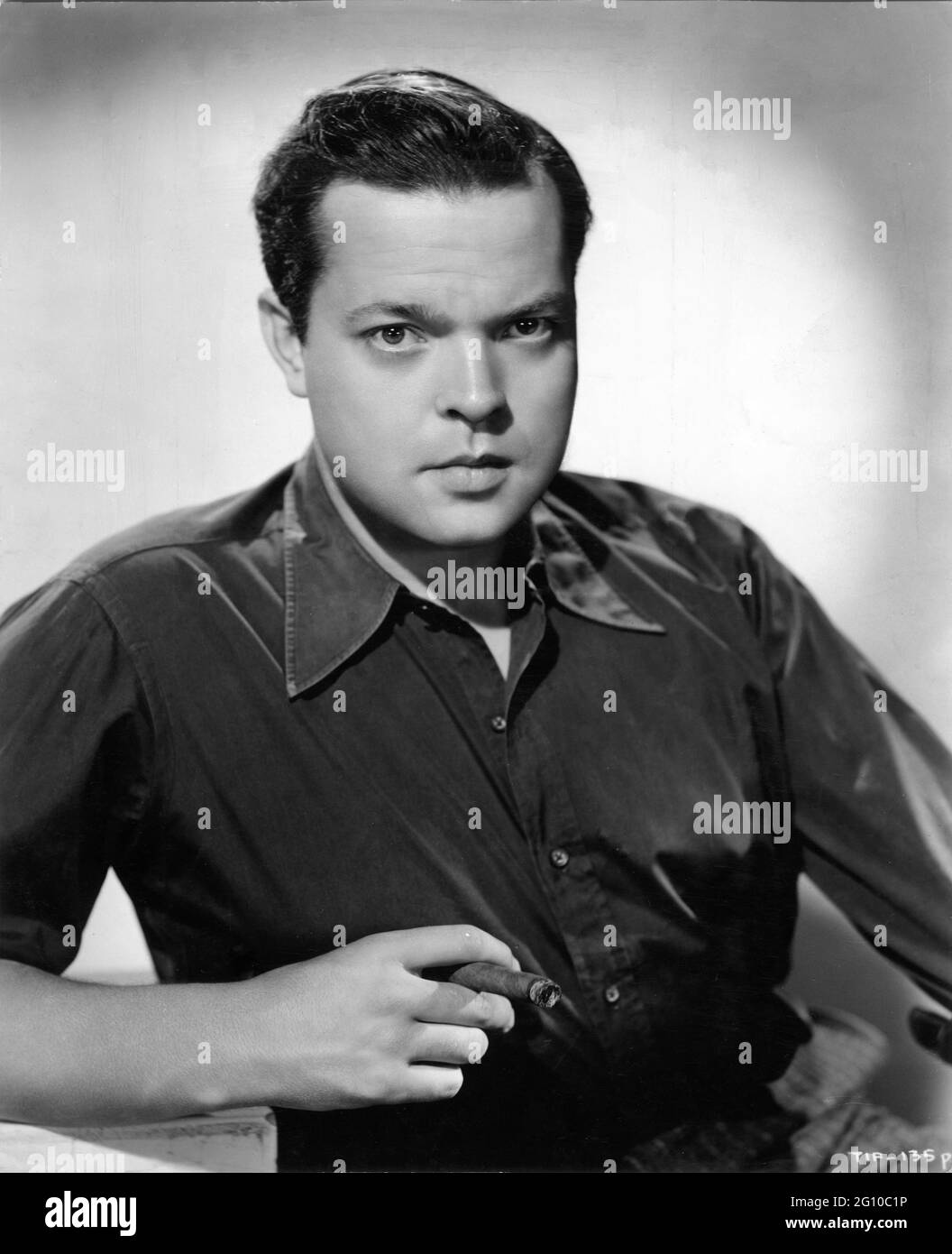 ORSON WELLES Publicity Portrait mit Cigar for TOMORROW IS FOREVER 1946 Regie IRVING PICHEL Story Gwen Bristow Drehbuch Lenore J. Kaffeemusik Max Steiner Produzent David Lewis International Picters / RKO Radio Picches Stockfoto